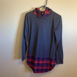 Women’s large medium-weight long sleeved shirt with hood